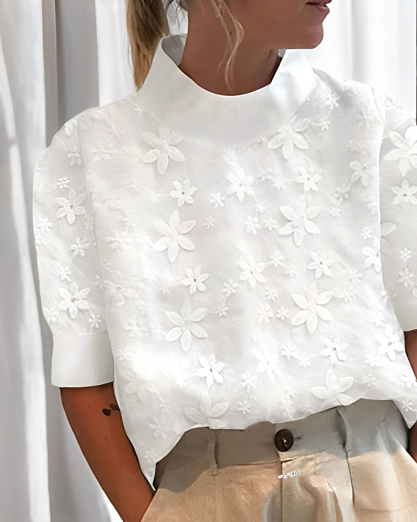 Julia - Modische Bluse mit Stickerei und Stehkragen für Frauen