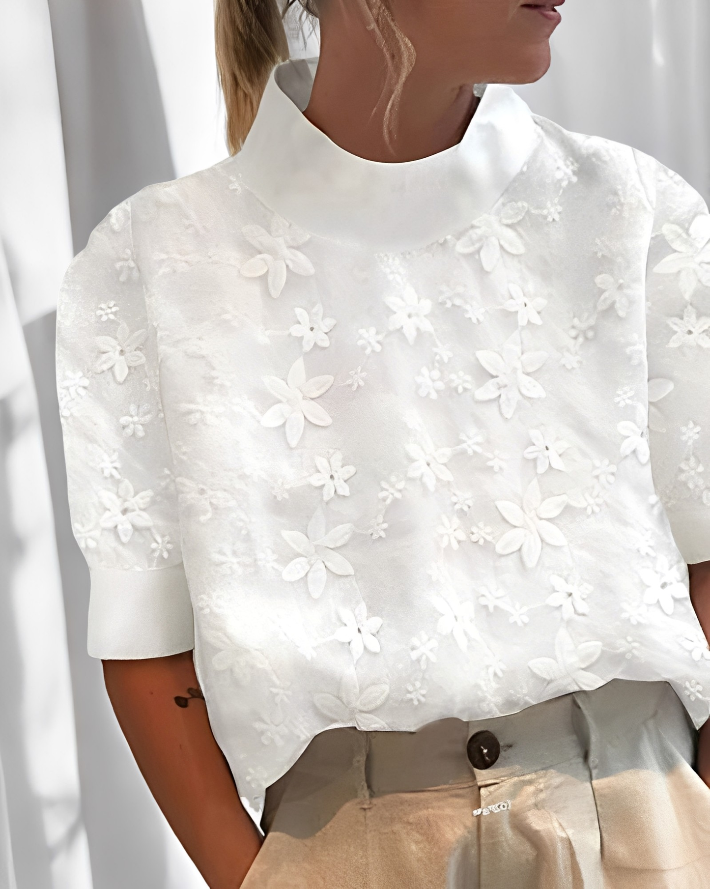 Julia - Modische Bluse mit Stickerei und Stehkragen für Frauen