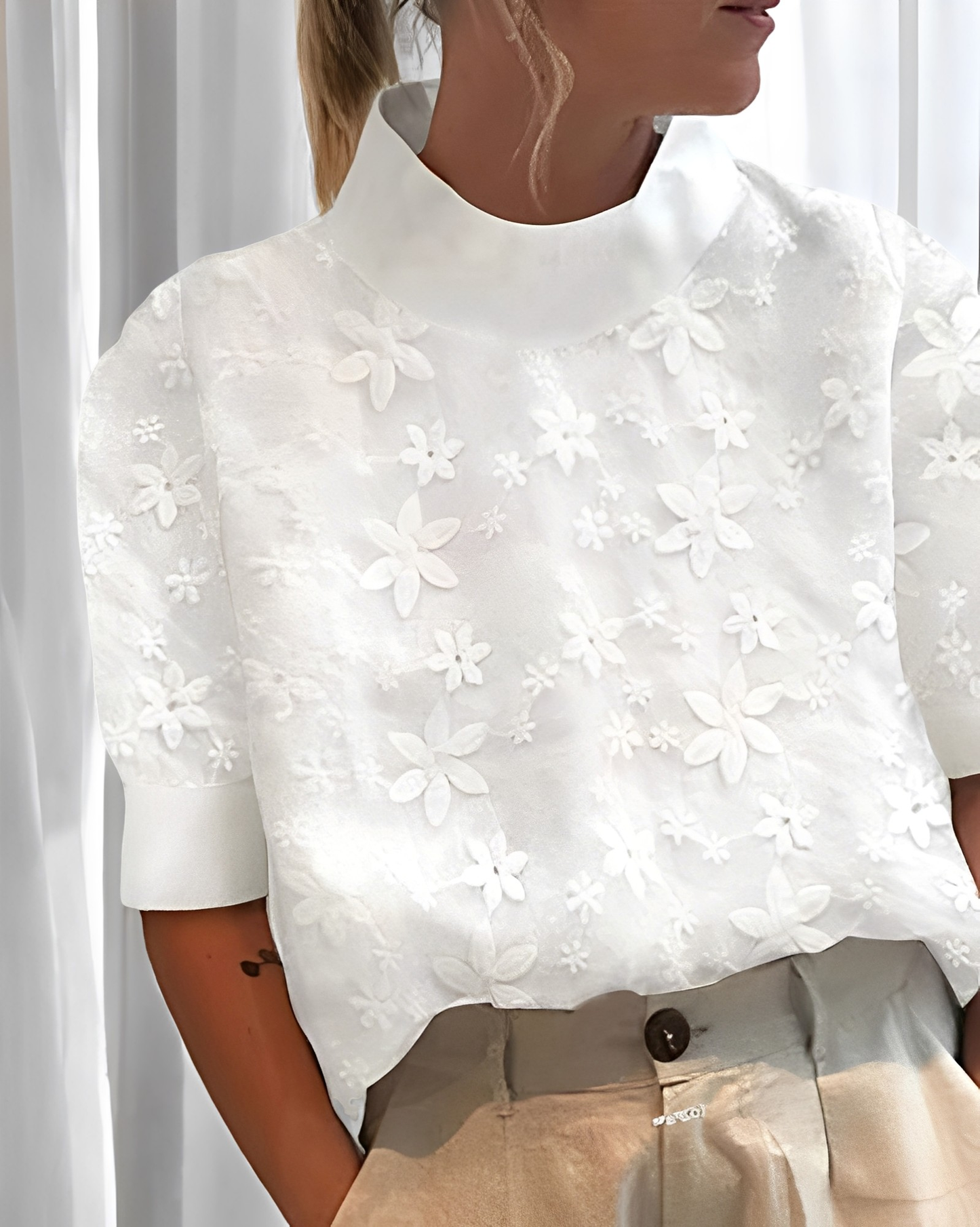 Julia - Modische Bluse mit Stickerei und Stehkragen für Frauen