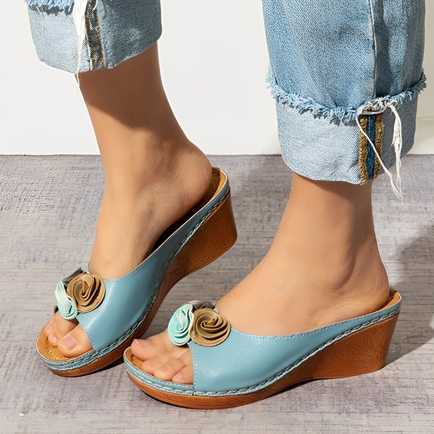 Elora - Damen-Keilabsatzsandalen mit Blumendesign
