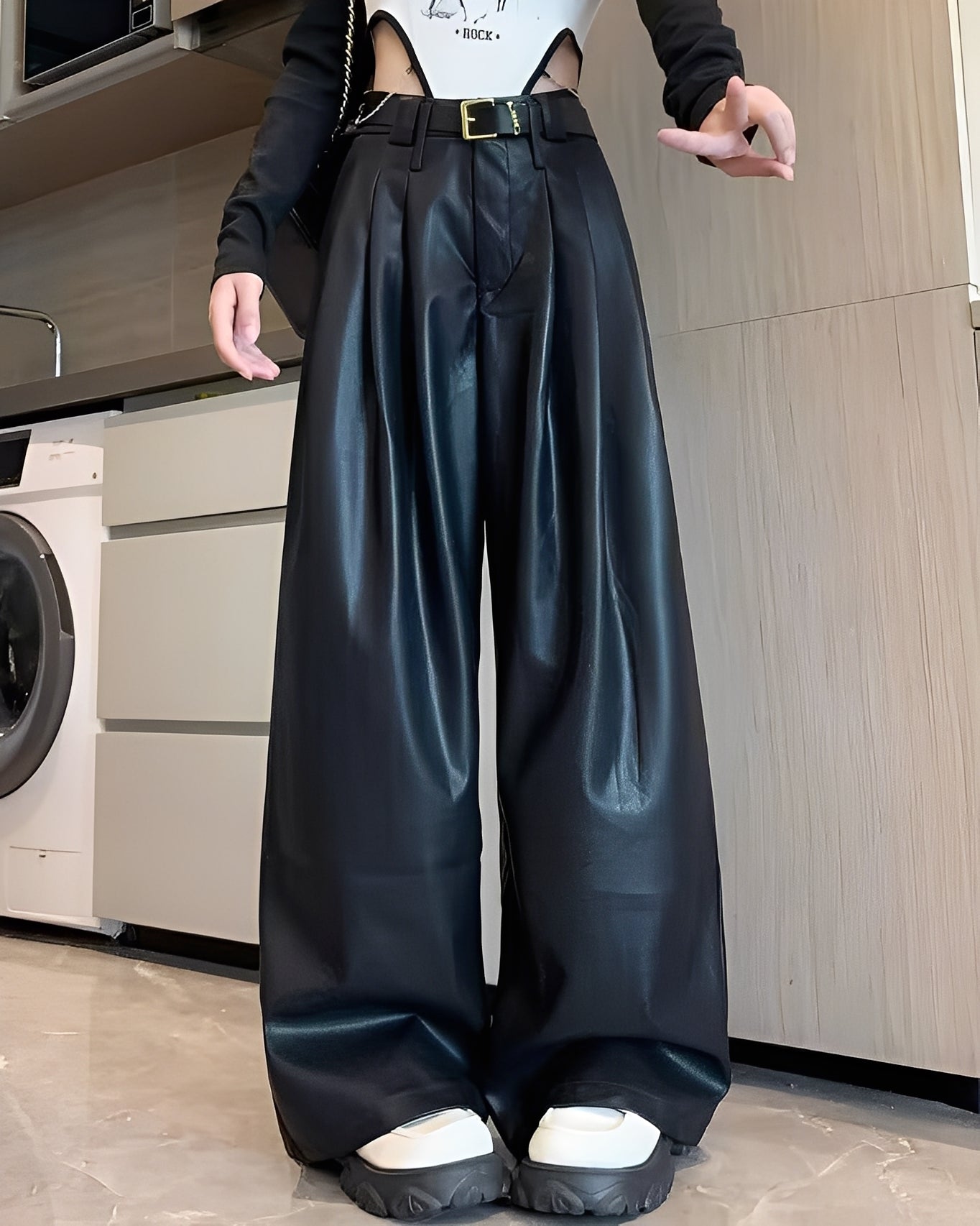 Lora - Klassische Damenhose aus Kunstleder mit hohem Bund