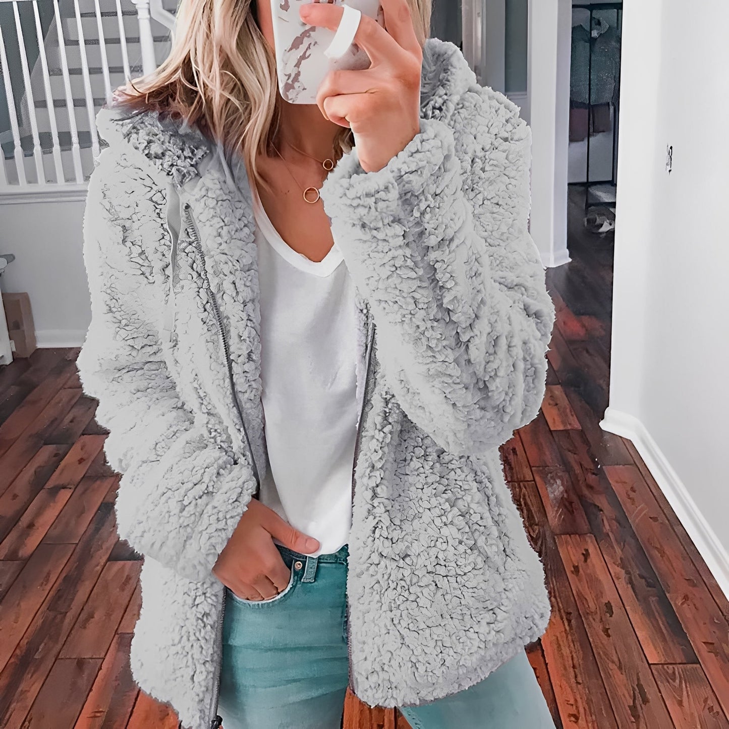 Blaire - Kuschelige Damenkapuzenjacke aus Teddyfell
