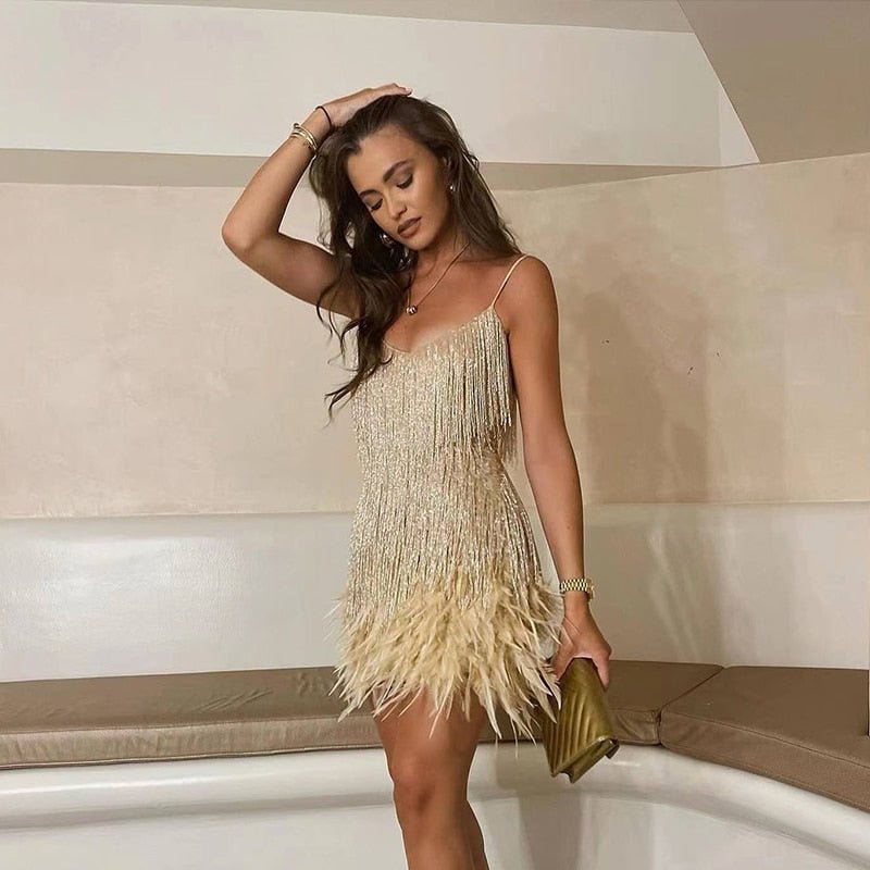 Meera - Kurzes Partykleid mit Federn, Elegant & Auffallend