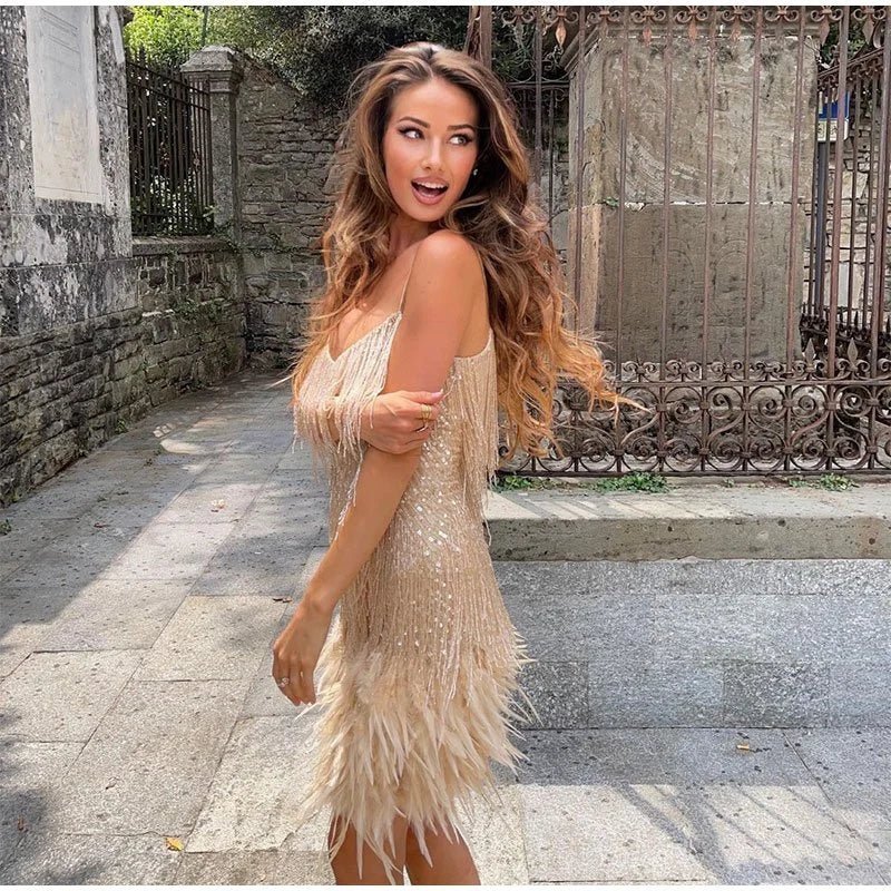 Meera - Kurzes Partykleid mit Federn, Elegant & Auffallend