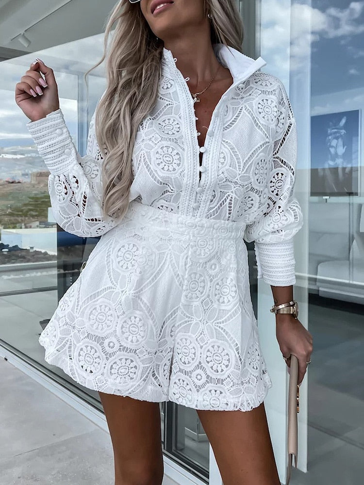 Aurora – Spitzen-Set mit Eleganter Bluse und Shorts