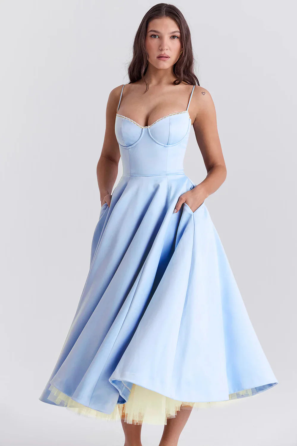 Leona - Schickes Satin-Kleid für Events