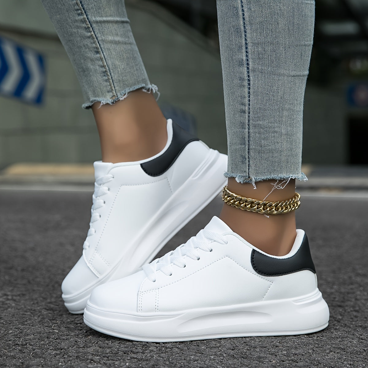 Romy - Weiße Ledersneaker mit minimalistischem Design