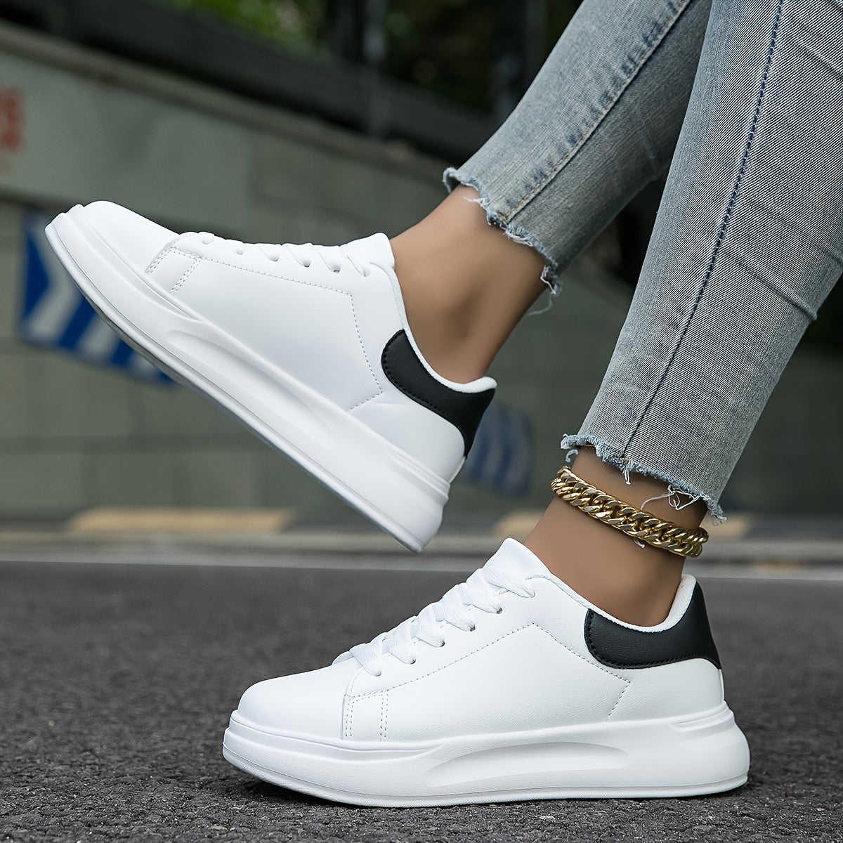 Romy - Weiße Ledersneaker mit minimalistischem Design