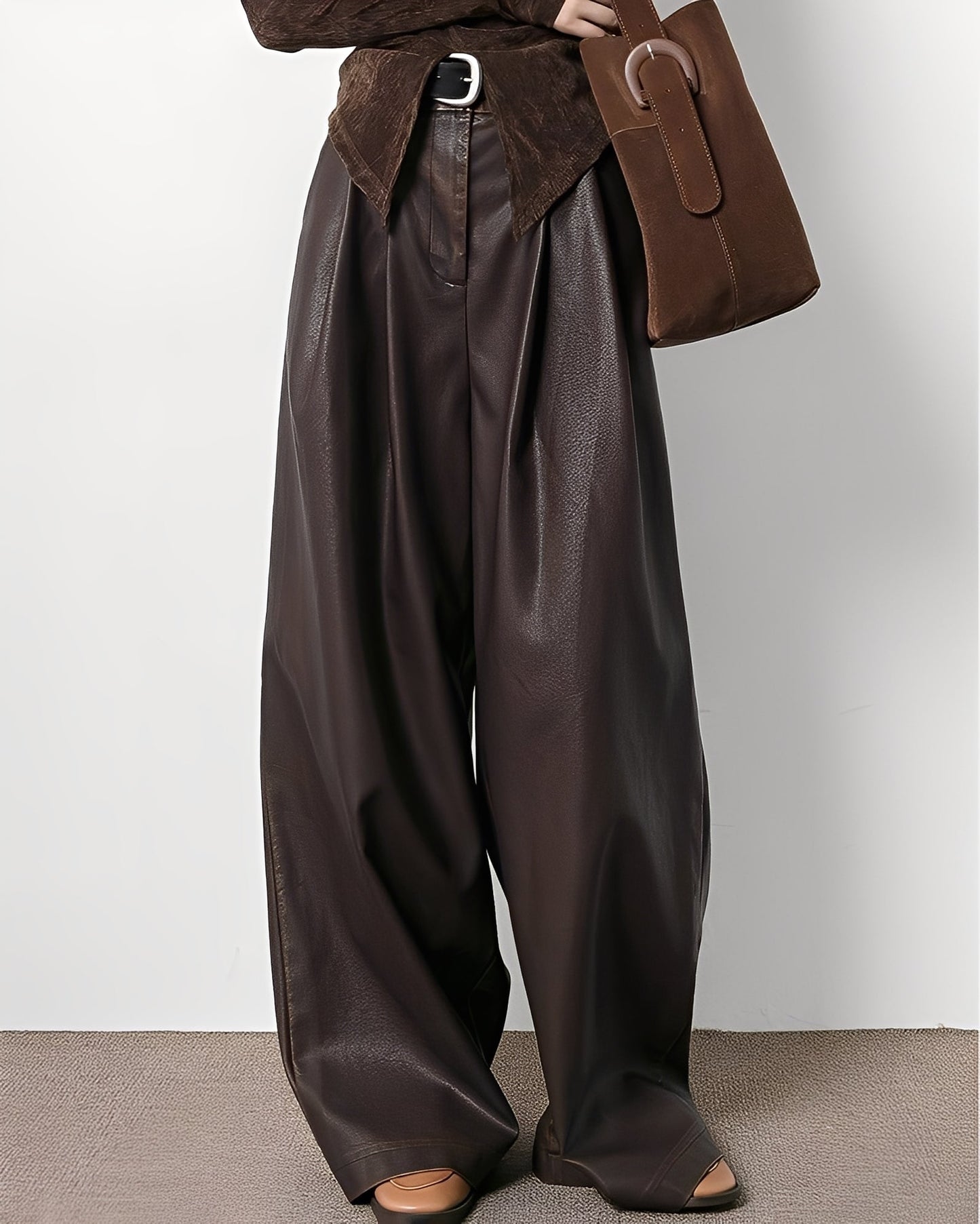 Lora - Klassische Damenhose aus Kunstleder mit hohem Bund