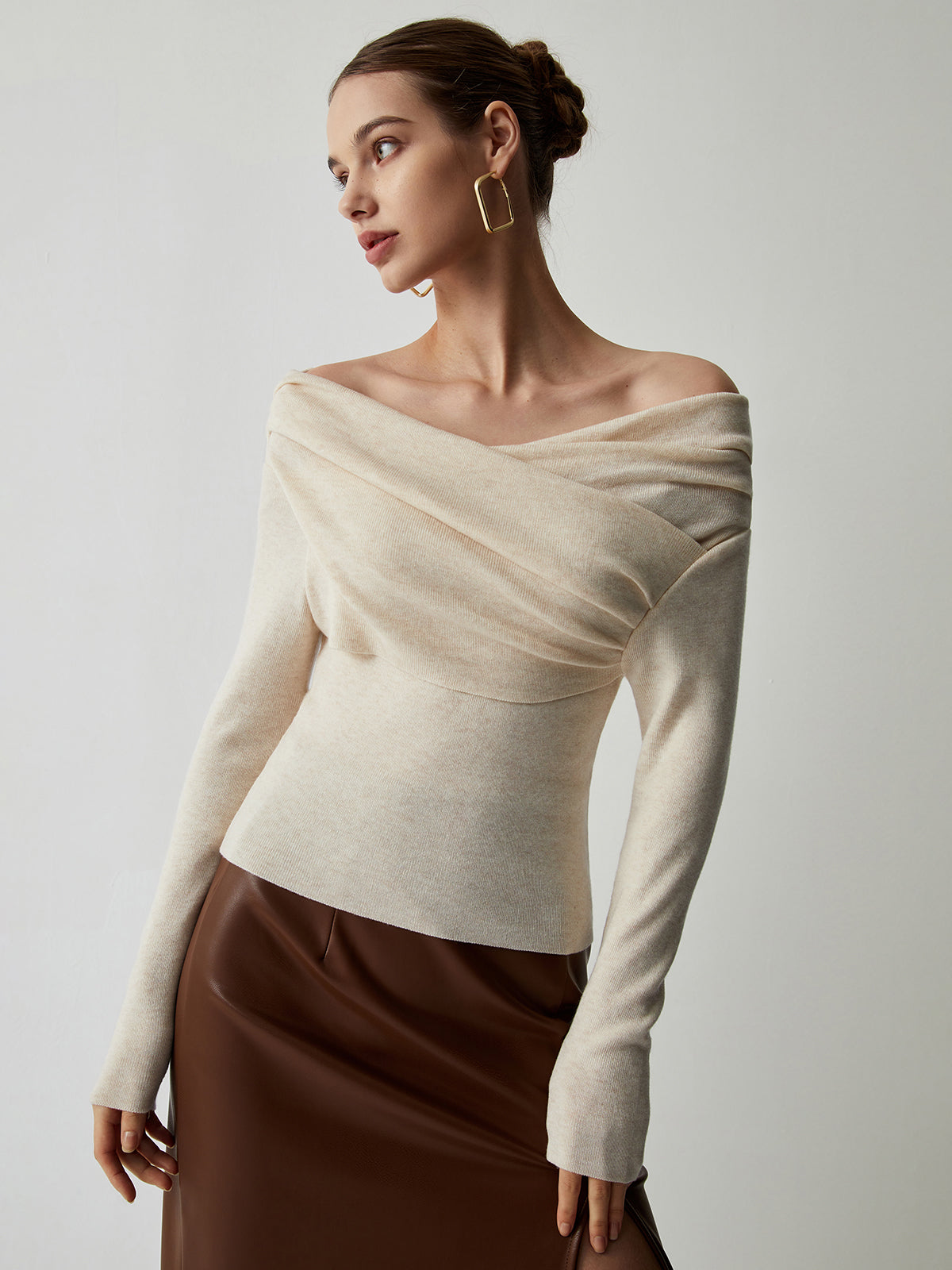 Yasmin – knitted top with off-shoulder neckline