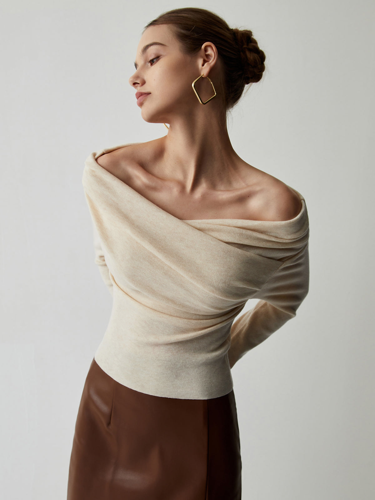 Yasmin – knitted top with off-shoulder neckline