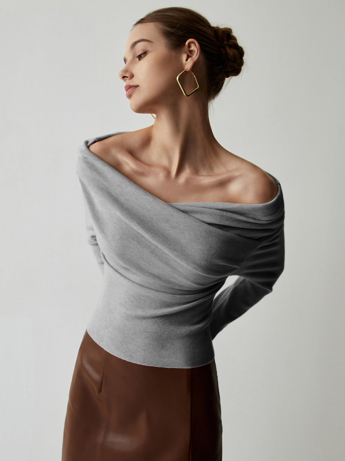 Yasmin – knitted top with off-shoulder neckline