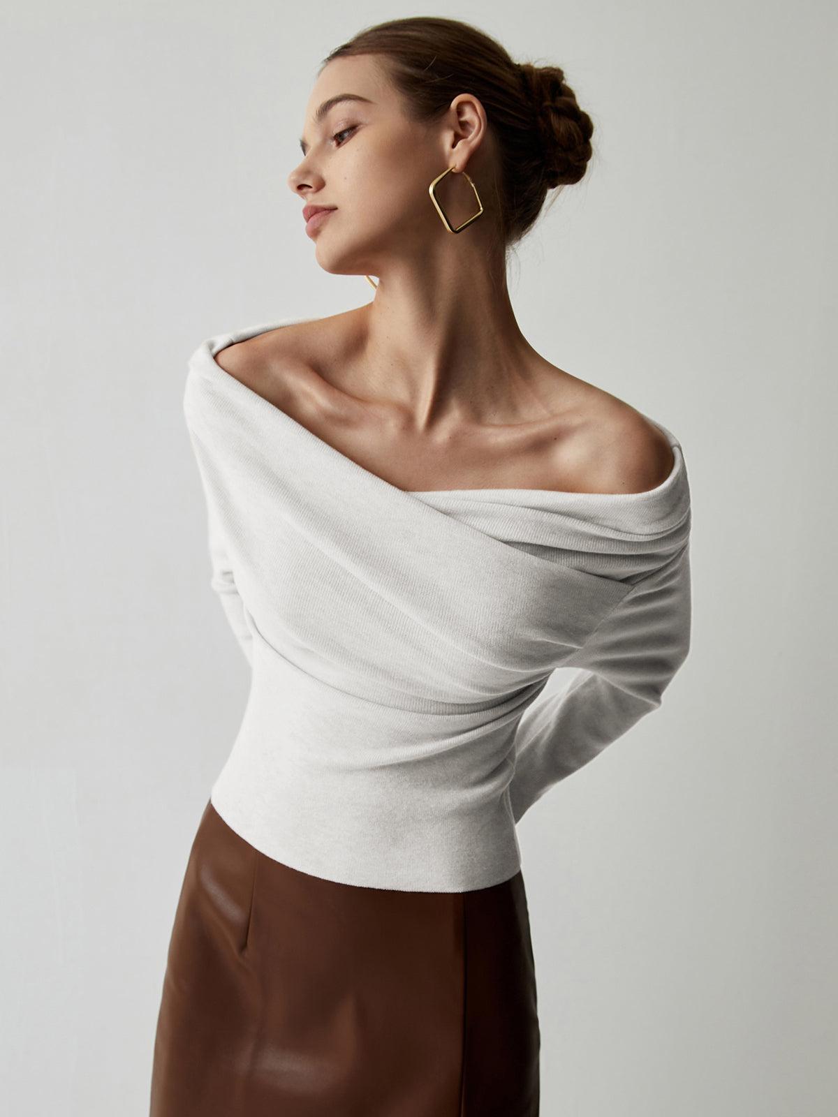 Yasmin – knitted top with off-shoulder neckline