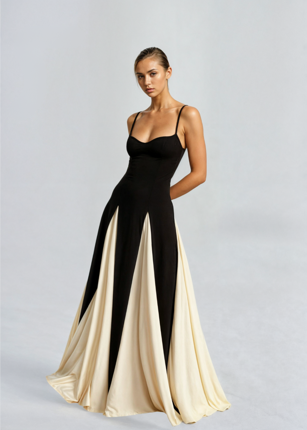 Margaux – Elegantes Maxikleid mit Ausschnitt