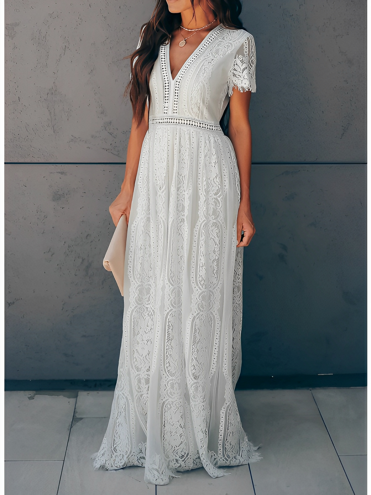 Elliana - długa sukienka koronkowa z dekoltem w serek